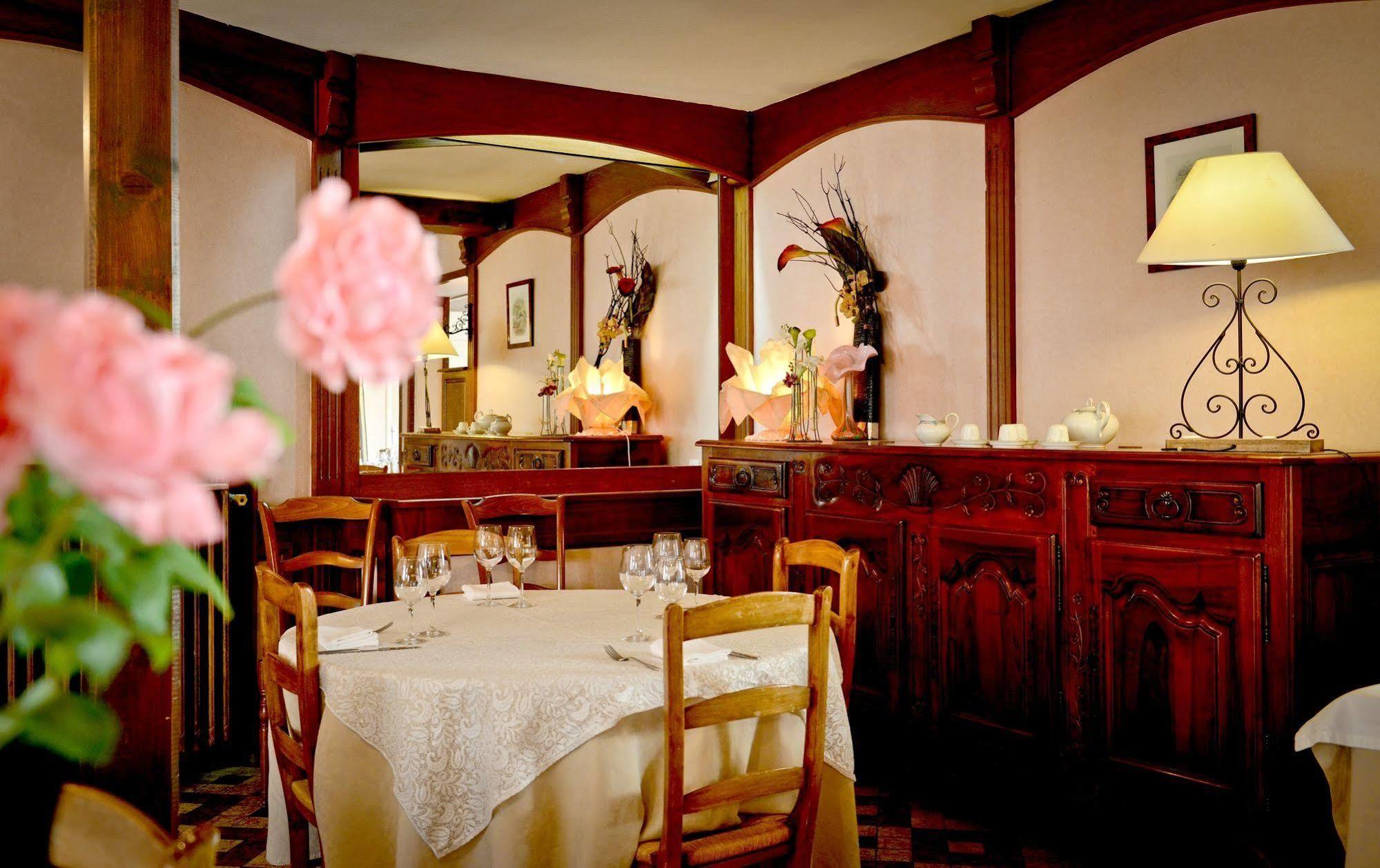 Logis Chez Germaine Hotel Geüs-d'Oloron Екстериор снимка